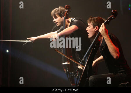 Les violoncellistes Luka Sulic et Stjepan Hauser, connu sous le nom 2CELLOS, effectué au Gradski vrt Hall. Ils ont eu lieu les concerts de Radio Osijek 70e anniversaire. Comprend : Luka Sulic,Stjepan Hause Où : Osijek, Croatie Quand : 02 Juin 2013 Banque D'Images