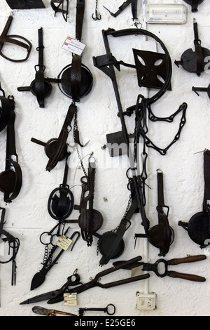 Les outils et instruments anciens affichée sur un mur près de la ville d'Antequera, Espagne Banque D'Images