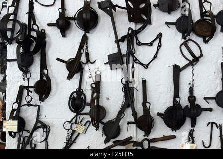 Les outils et instruments anciens affichée sur un mur près de la ville d'Antequera, Espagne Banque D'Images