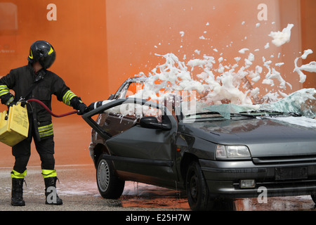 Pompier avec masquer le feu avec la machine à mousse Banque D'Images