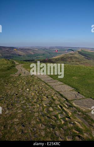 Chemin de pierre qui longe colline dans Derbyshire Peak District en Angleterre Banque D'Images