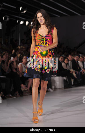 Adriana Lima assiste à la 'Desigual' au cours de défilé de la Fashion Week de Barcelone comprend : Adriana Lima où : Barcelone, Espagne Quand : 10 Oct 2013 Banque D'Images