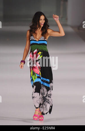 Adriana Lima assiste à la 'Desigual' au cours de défilé de la Fashion Week de Barcelone comprend : Adriana Lima où : Barcelone, Espagne Quand : 10 Oct 2013 Banque D'Images