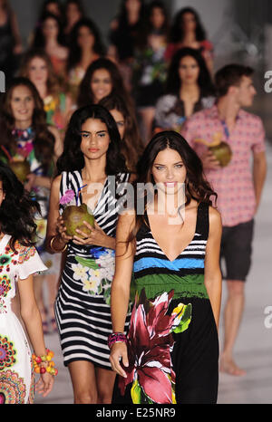 Adriana Lima assiste à la 'Desigual' au cours de défilé de la Fashion Week de Barcelone comprend : Adriana Lima où : Barcelone, Espagne Quand : 10 Oct 2013 Banque D'Images