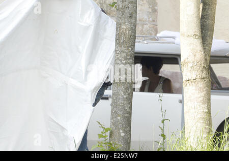 Le mariage de Halle Berry et Olivier Martinez au Chateau des Conde Vallery dans Halle Berry ET OLIVIER MARTINEZ TUE EN FRAN Banque D'Images