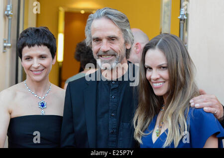 Juliette Binoche, Jeremy Irons et Hilary Swank à l'ouverture officielle de la boutique Bulgari à Saint-Tropez avec : Juliette Binoche,Jeremy Irons,Hilary Swank Où : St Tropez, France Quand : 16 Juil 2013 Banque D'Images