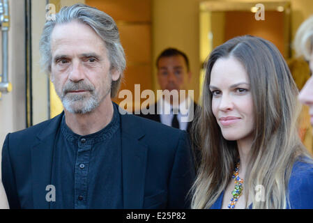 Juliette Binoche, Jeremy Irons et Hilary Swank à l'ouverture officielle de la boutique Bulgari à Saint-Tropez avec : Jeremy Irons,Hilary Swank Où : St Tropez, France Quand : 16 Juil 2013 Banque D'Images