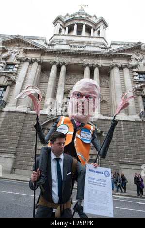 Old Bailey, London, UK. 16 juin 2014. Avocats et procureurs ont organisé une protestation à l'heure du déjeuner à l'extérieur de plusieurs cours en Angleterre, en réponse à la réduction proposée par le gouvernement du Royaume-Uni à l'aide juridique. En dehors de l'Old Bailey à Londres, l'Alliance de la Justice a démontré avec l'aide de Chris Grayling effigie, le secrétaire de la Justice. Credit : Lee Thomas/Alamy Live News Banque D'Images