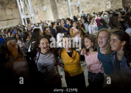 Jérusalem, Israël. 15 Juin, 2014. Les femmes prennent part à une prière pour la libération de trois adolescents juifs, soupçonnés d'avoir été arraché à une zone située entre les villes de Cisjordanie occupée israélienne de Bethléem et Hébron et l'auto-stop, au Mur occidental dans la vieille ville de Jérusalem le 15 juin 2014. Le Premier ministre israélien Benjamin Netanyahu a accusé le mouvement islamiste Hamas d'enlèvement trois ados le troisième jour d'une vaste banque de l'Ouest pour les jeunes disparus manhunt Banque D'Images