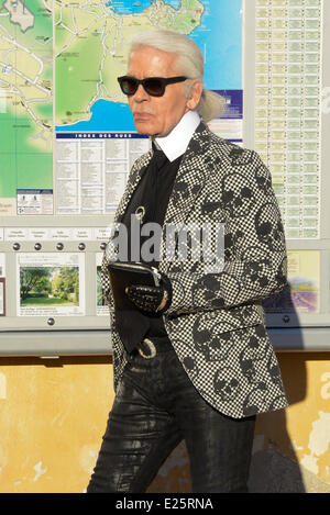 Karl Lagerfeld allemand vu dehors et environ dans la région de Saint Tropez Quand : 01 août 2013Le Banque D'Images