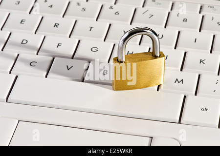 Close-up d'un cadenas métalliques sur un clavier Banque D'Images