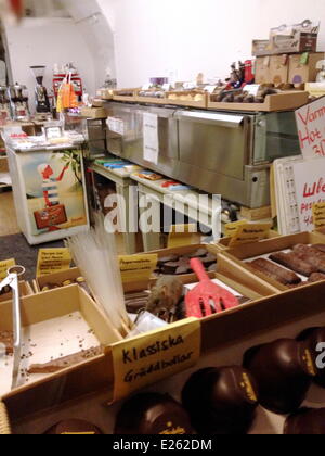 Invasion de rats à Lisa la boutique de chocolat dans la vieille ville. Après la fermeture de la boutique congés du personnel des spécialités de chocolat l'usine Royal Danois Michelsen Chokolade dans le magasin et dans la fenêtre pour les passants à afficher. Étrange de les laisser déballer la nuit, étant donné que la vieille ville a de gros problèmes avec les rats et autres vermines. Ce rat riches festins audacieux sur les bonus dans la boutique et clairement visible pour les passants dans la rue. Où : Stockholm, Suède Quand : 06 Jan 2014 Banque D'Images