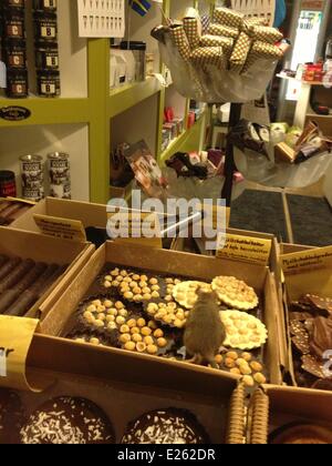 Invasion de rats à Lisa la boutique de chocolat dans la vieille ville. Après la fermeture de la boutique congés du personnel des spécialités de chocolat l'usine Royal Danois Michelsen Chokolade dans le magasin et dans la fenêtre pour les passants à afficher. Étrange de les laisser déballer la nuit, étant donné que la vieille ville a de gros problèmes avec les rats et autres vermines. Ce rat riches festins audacieux sur les bonus dans la boutique et clairement visible pour les passants dans la rue. Où : Stockholm, Suède Quand : 06 Jan 2014 Banque D'Images