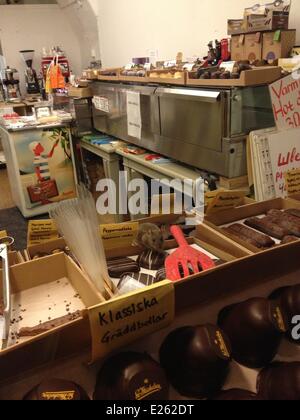 Invasion de rats à Lisa la boutique de chocolat dans la vieille ville. Après la fermeture de la boutique congés du personnel des spécialités de chocolat l'usine Royal Danois Michelsen Chokolade dans le magasin et dans la fenêtre pour les passants à afficher. Étrange de les laisser déballer la nuit, étant donné que la vieille ville a de gros problèmes avec les rats et autres vermines. Ce rat riches festins audacieux sur les bonus dans la boutique et clairement visible pour les passants dans la rue. Où : Stockholm, Suède Quand : 06 Jan 2014 Banque D'Images