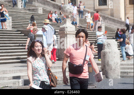 Rome Italie 2014 - Les touristes asiatiques par l'Espagne, la Piazza di Spagna Banque D'Images