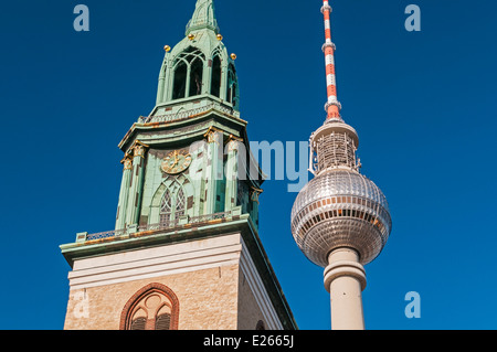 Marienkirche St St Mary's Church et tour de la télévision de Berlin Alexanderplatz Berlin Allemagne Banque D'Images