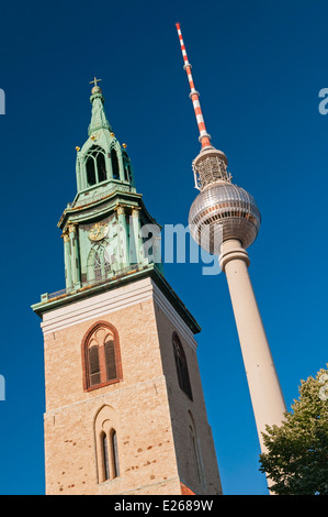 Marienkirche St St Mary's Church et tour de la télévision de Berlin Alexanderplatz Berlin Allemagne Banque D'Images