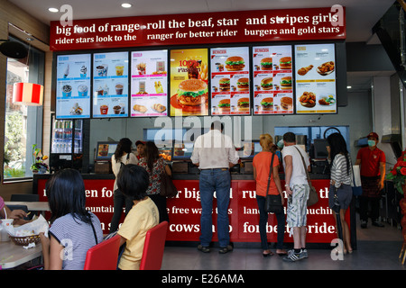 À l'intérieur d'une version de Birmans McDonald's restaurant fast food dans le centre-ville de Yangon, Myamnar (Birmanie) Banque D'Images