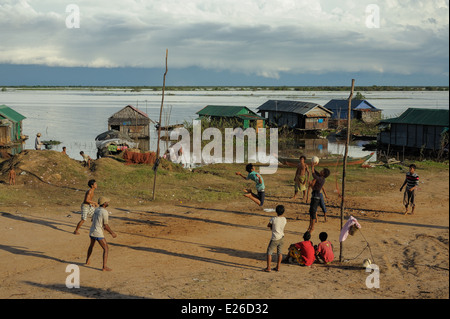 Jeu de volley-ball dans le village flottant de CHONG KNEAS Banque D'Images