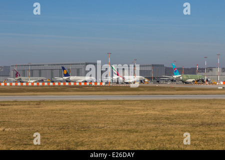 Les avions Airbus A380 de Qatar, Lufthansa, Emirates et Korean Air à différents stades de développement de l'usine Airbus Hambourg Banque D'Images