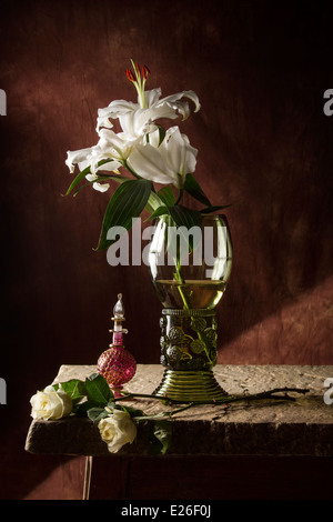 Nature morte avec fleurs et flacon de parfum Banque D'Images