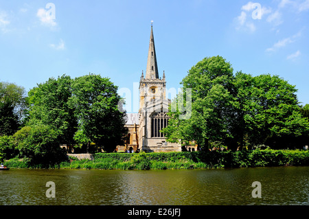 L'église Holy Trinity vu de l'autre côté de la rivière Avon, Stratford-Upon-Avon, dans le Warwickshire, Angleterre, Royaume-Uni, Europe de l'Ouest. Banque D'Images