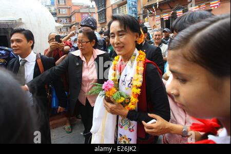 Katmandou, Népal. 16 Juin, 2014. Myanmar Le dirigeant de l'opposition Aung San Suu Kyi (C) se réunit avec les populations locales à Katmandou, Népal, 16 juin 2014. Aung San Suu Kyi est arrivé au Népal le 13 juin pour une visite de quatre jours. Credit : Sunil Sharma/Xinhua/Alamy Live News Banque D'Images