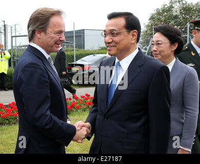 Londres, Royaume-Uni. 16 Juin, 2014. Le Premier ministre chinois Li Keqiang (C) et son épouse Cheng Hong (R) d'arriver à Londres, Royaume-Uni, le 16 juin 2014. Li est arrivé ici lundi pour une visite officielle au Royaume-Uni. Credit : Pang Xinglei/Xinhua/Alamy Live News Banque D'Images