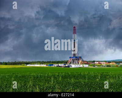 Chantier de forage de gaz naturel avec ciel dramatique. Banque D'Images