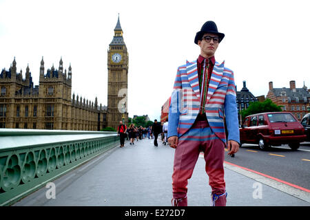 Londres, Royaume-Uni. 16 Juin, 2014. Florin Dobre montre ''retour à Londres avec 62,2 mètres '' voyager autour de Londres sur un bus mise en scène des défilés de mode. Megawhat Crédit : Rachel/Alamy Live News Banque D'Images