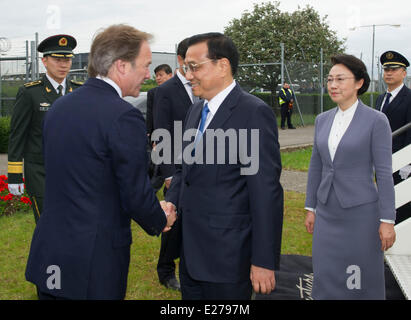 Londres, Royaume-Uni. 16 Juin, 2014. Le Premier ministre chinois Li Keqiang (C, à l'avant) et son épouse Cheng Hong (R), avant d'arriver à Londres, Royaume-Uni, le 16 juin 2014. Li est arrivé ici lundi pour une visite officielle au Royaume-Uni. Credit : Huang Jingwen/Xinhua/Alamy Live News Banque D'Images