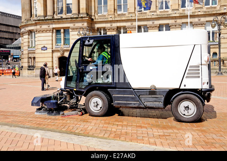 Street Sweeper véhicule devant la chambre du conseil à Victoria Square, Birmingham, West Midlands, England, UK, Europe de l'Ouest. Banque D'Images