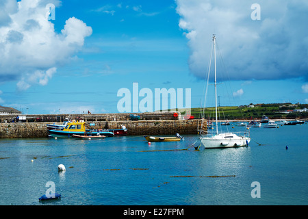 Bateaux amarrés au large de Town Beach, Hughtown, St Mary, Îles Scilly, 2014 Banque D'Images