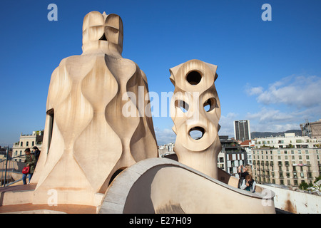 Toit-terrasse de la Casa Mila ou la Pedrera, conçu par Antoni Gaudi à Barcelone, Catalogne, Espagne. Banque D'Images