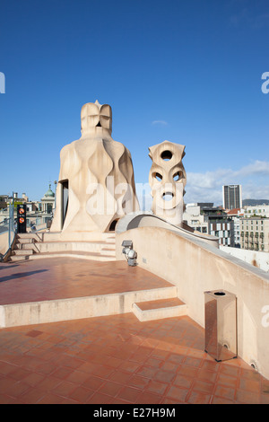 Toit-terrasse de la Casa Mila ou la Pedrera, conçu par Antoni Gaudi à Barcelone, Catalogne, Espagne. Banque D'Images
