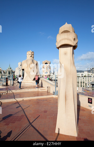 Terrasse de toit cheminées de la sorcière résumé ou La Pedrera Casa Mila, conçu par Antoni Gaudi à Barcelone, Catalogne, Espagne. Banque D'Images