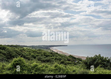 Jun 5, 2014 - Colleville, Normandie, France - la vue d'une armée allemande sur Omaha Beach près de Colleville, France, le 5 juin 2014. Des soldats américains de la 1ère Division d'infanterie ont débarqué sur les plages ci-dessous le matin du 6 juin 1944, et attaqué des positions sur les falaises surplombant les plages. La cérémonie s'est tenue d'observer le 70e anniversaire du Jour j. Le monument surplombe Omaha Beach, où la division de l' 16e et 18e Régiments d'infanterie débarqua le 6 juin 1944. Des milliers de personnes ont visité la région pour commémorer l'anniversaire de l'invasion. Cette année marque le 70e ann Banque D'Images