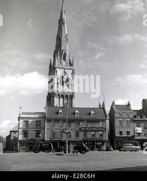Années 1950, une vue sur la place du village, à Newark-on-Trent avec l'église de St Mary Magadalene spire et signe pour la voix de son maître. Banque D'Images