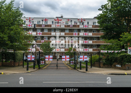 Drapeaux anglais s'affichent sur les balcons d'un groupe de résidences privées à Londres, Royaume-Uni Banque D'Images