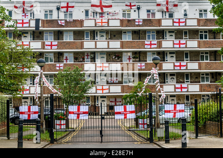 Drapeaux anglais s'affichent sur les balcons d'un groupe de résidences privées à Londres, Royaume-Uni Banque D'Images