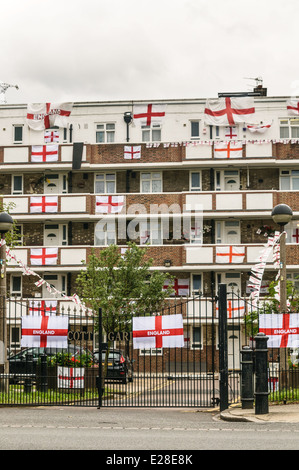 Drapeaux anglais s'affichent sur les balcons d'un groupe de résidences privées à Londres, Royaume-Uni Banque D'Images