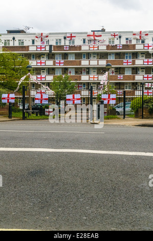 Drapeaux anglais s'affichent sur les balcons d'un groupe de résidences privées à Londres, Royaume-Uni Banque D'Images