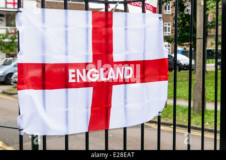 Drapeaux anglais s'affichent sur les balcons d'un groupe de résidences privées à Londres, Royaume-Uni Banque D'Images