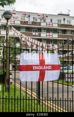 Drapeaux anglais s'affichent sur les balcons d'un groupe de résidences privées à Londres, Royaume-Uni Banque D'Images