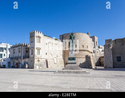 Château d'Otrante (château Aragonais), Otranto, Pouilles, Salento, dans le sud de l'Italie dans le soleil d'été sous un ciel bleu clair Banque D'Images