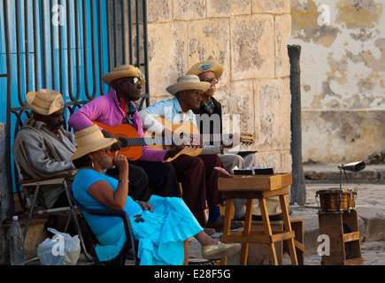 La HAVANE, CUBA - 30 janvier 2011 : des musiciens de rue sur la Plaza de la Catedral de la vieille Havane construit entre 1748 et 1777 Banque D'Images