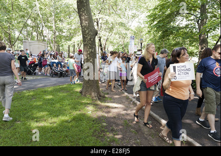 Près de 1 000 personnes ont défilé à l'occasion du deuxième pont de Brooklyn et Rallye Mars pour mettre fin à la violence armée, le 14 juin 2014. Banque D'Images