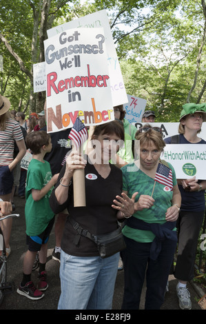 Près de 1 000 personnes ont défilé à l'occasion du deuxième pont de Brooklyn et Rallye Mars pour mettre fin à la violence armée, le 14 juin 2014. Banque D'Images