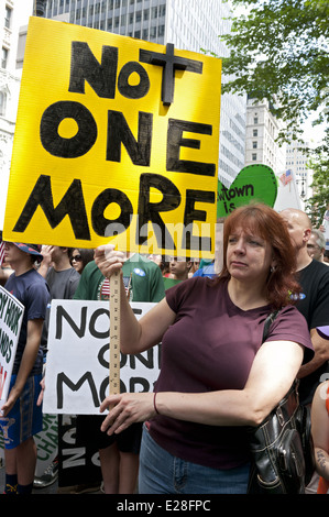 Près de 1 000 personnes ont défilé dans la deuxième marche annuelle du pont de Brooklyn et Rally to End Gun violence, 14 juin 2014. Le panneau dit : « pas un de plus ». Banque D'Images