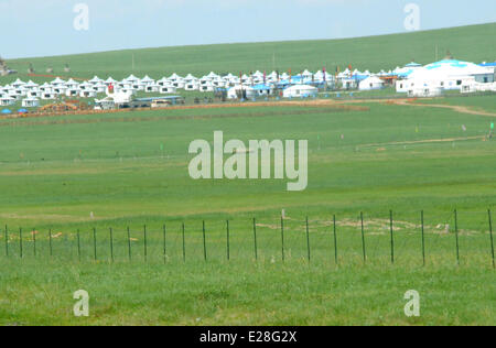 Hulun Buir, la Région autonome de Mongolie intérieure. 16 Juin, 2014. Yourtes Mongoles sont vus sur la prairie de Hulun Buir, Chine du nord, région autonome de Mongolie intérieure, le 16 juin 2014. Herbe a été florissante à Hunlun Buir en raison de pluies suffisantes et temps chaud depuis juin. Crédit : Li Yunping/Xinhua/Alamy Live News Banque D'Images